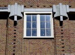 Ornamenten aan de gevel markeren het trappenhuis, linker blok.
<br/>
Gert-Jan Lobbes, 2020